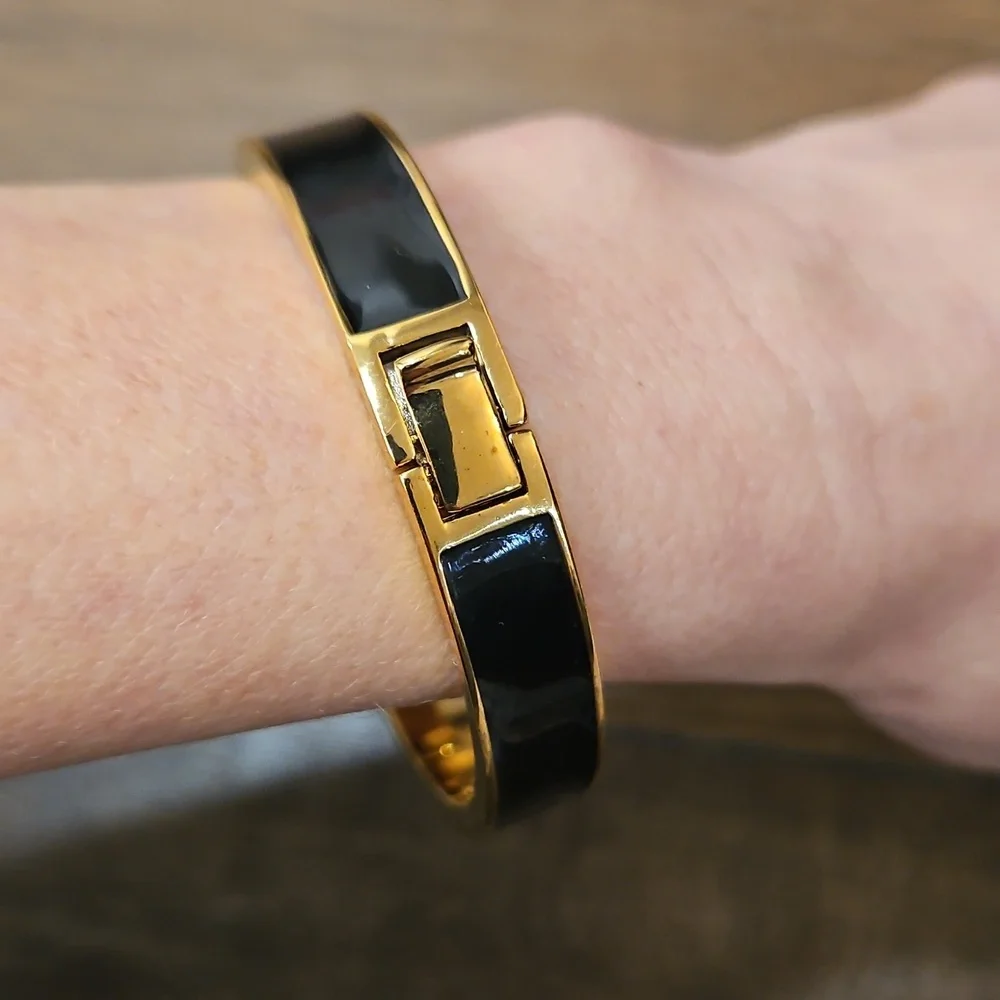 Kate Spade ♠️ Black & Gold Hole Punch Spade Hinged Bangle Bracelet - Picture 10 of 10